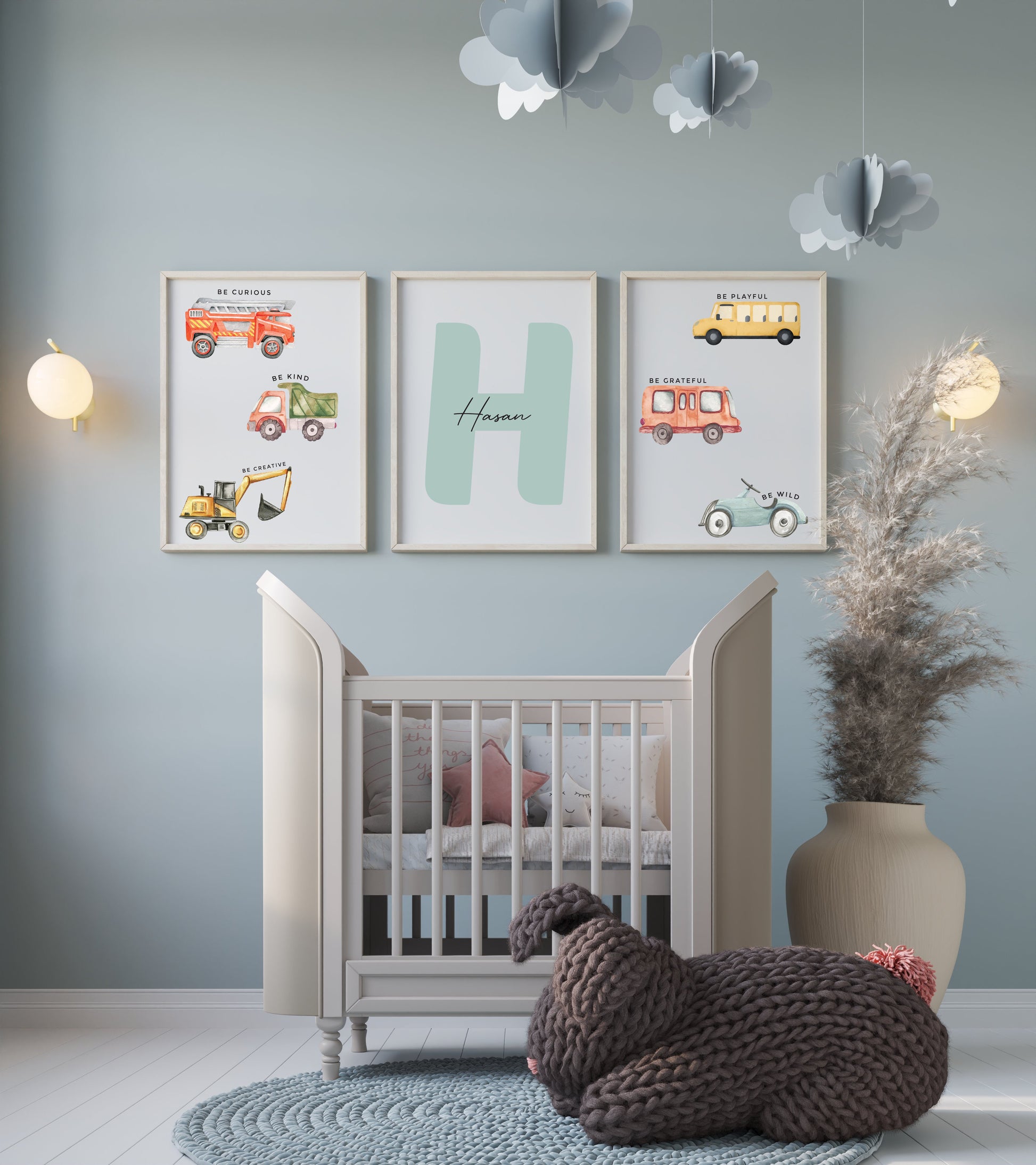 Gepersonaliseerde babykamer posters - Wanddecoratie kinderkamer - Voertuigen posters - Inspirerende quotes kinderkamer - Unieke babykamer decoratie - Kinderkamer kunst op maat - Posters met naam kind - Decoratie met voertuigen - Babykamer accessoires - Thema posters kinderen